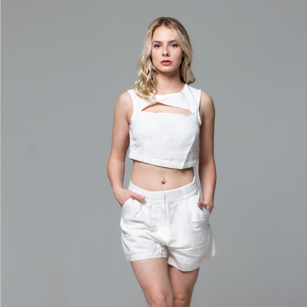 Gorgeous women’s linen shorts with matching button crop top! High quality.